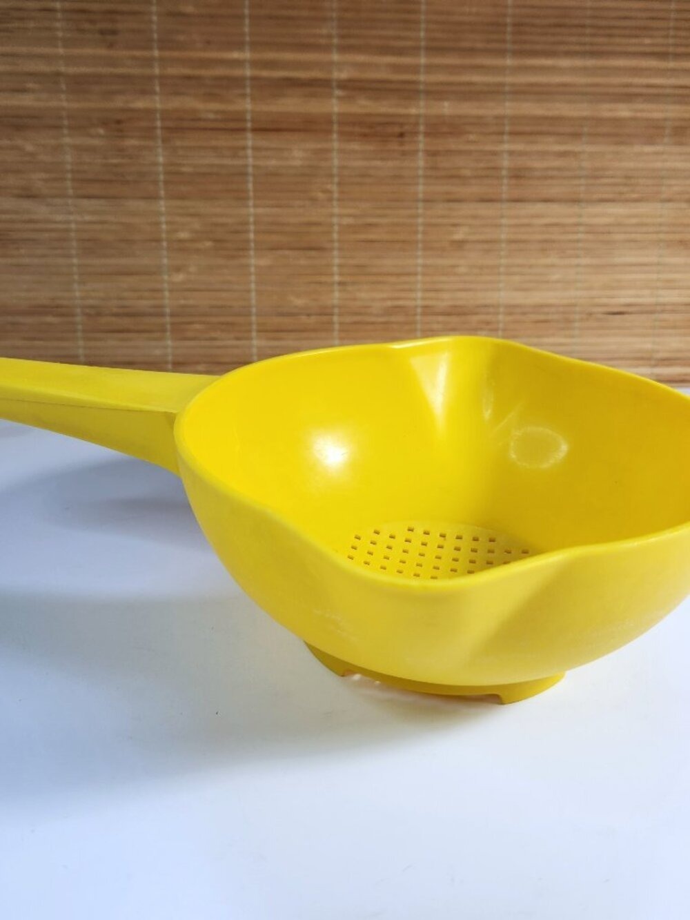 Vintage Tupperware Yellow 1 Qt Small Colander Strainer Scalloped Handle 1022